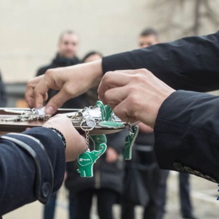 Uroczyste wręczenie kluczy do nowych mieszkań w nowo powstałym bloku komunalnym przy ul. Długiej 20