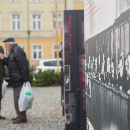 Plac Jana Pawła II - wystawa plenerowa "1956: Polska-Węgry. Historia i pamięć" 