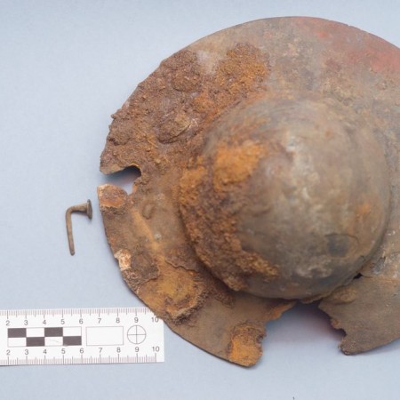 Odkrycie archeologiczne - umbo tarczy z okresu wpływów rzymskich