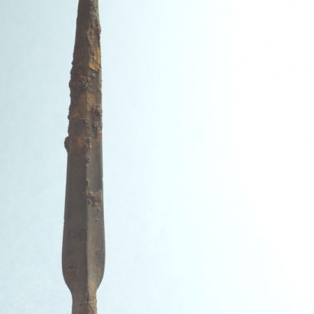 Odkrycie archeologiczne - grot włóczni