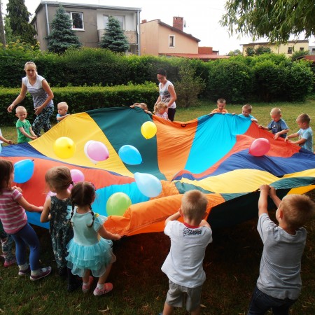 Dzieci bawiące się w ogrodzie żłobka