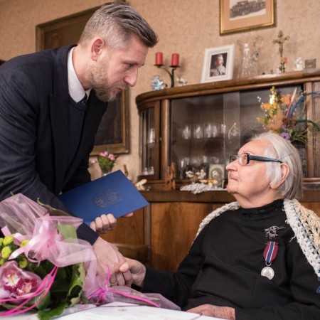 Jadwiga Bielska ps. "Szarotka" otrzymuje medal Pro Patria