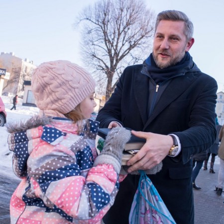 Uczestnicy akcji przenoszą książki do nowej siedziby biblioteki