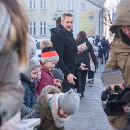 Uczestnicy akcji przenoszą książki do nowej siedziby biblioteki