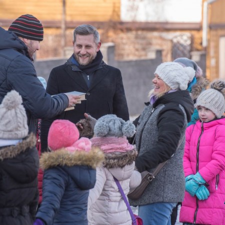 Uczestnicy akcji przenoszą książki do nowej siedziby biblioteki