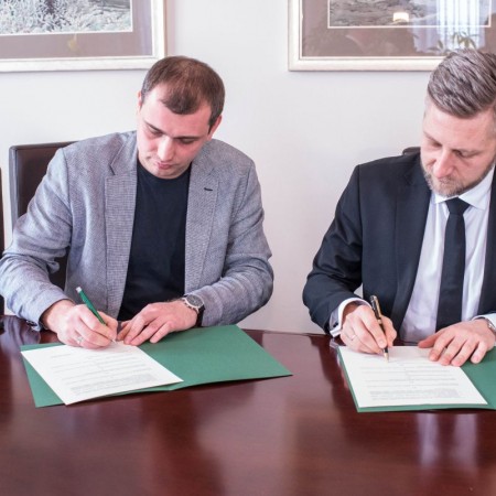 Porozumienie podpisują: przedstawiciel firmy IT Rent Marcin Trzciński oraz Prezydent Miasta Zgierza Przemysław Staniszewski