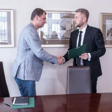 przedstawiciel firmy IT Rent Marcin Trzciński oraz Prezydent Miasta Zgierza Przemysław Staniszewski