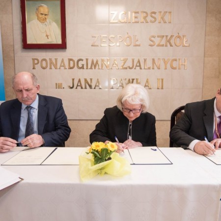 Podpisanie porozumienia  o współpracy pomiędzy Zgierskim Zespołem Szkół Ponadgimnazjalnych im. Jana Pawła II oraz Izbą Przedsiębiorców i Pracodawców Centralnej Polski