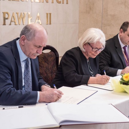 Podpisanie porozumienia  o współpracy pomiędzy Zgierskim Zespołem Szkół Ponadgimnazjalnych im. Jana Pawła II oraz Izbą Przedsiębiorców i Pracodawców Centralnej Polski