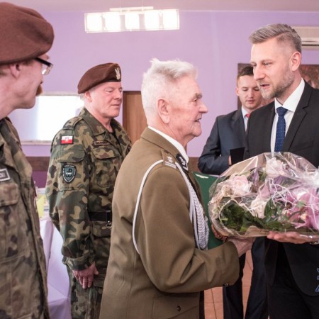 Życzenia jubilatowi składa Prezydent Miasta Zgierza