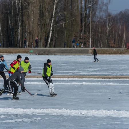 Hokeiści rozgrywają mecz na lodzie