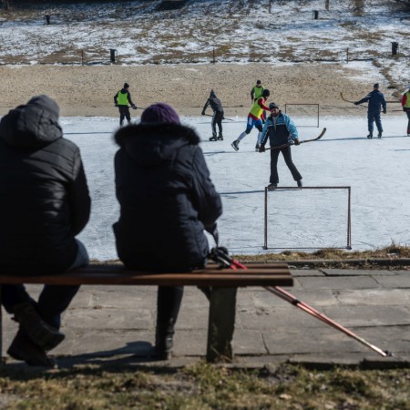 Hokeiści rozgrywają mecz na lodzie