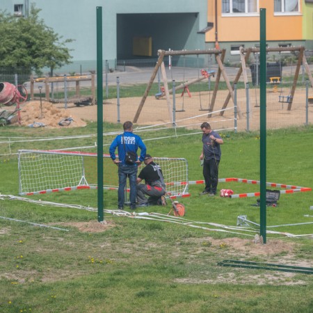 Montaż bramek i piłkochwytów na boisku przy ul. Gałczyńskiego