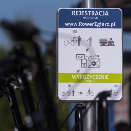 Tablica informacyjna na stacji zgierskiego roweru miejskiego