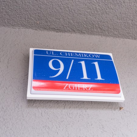 Tabliczka na budynku przy ulicy Chemików 9/11 - 5.09.2018 r.