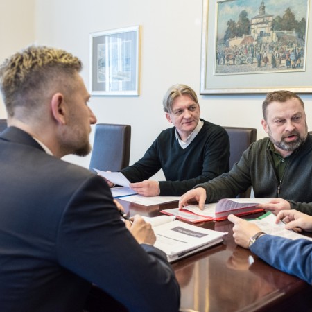 Od lewej za stołem siedzą: Przemysław Staniszewski, Tomasz Dziedzic, Bohdan Bączak