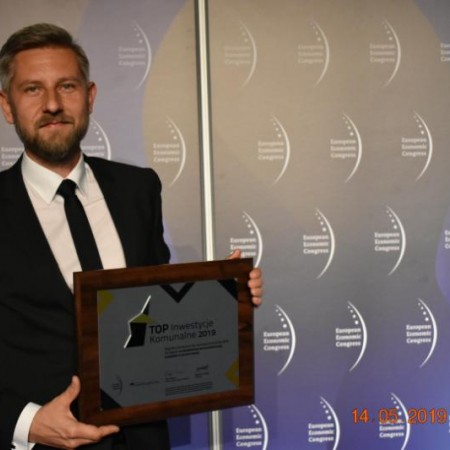 Przemysław Staniszewski (Prezydent Miasta Zgierza) z nagrodą w konkursie "TOP Inwestycje Komunalne 2019"