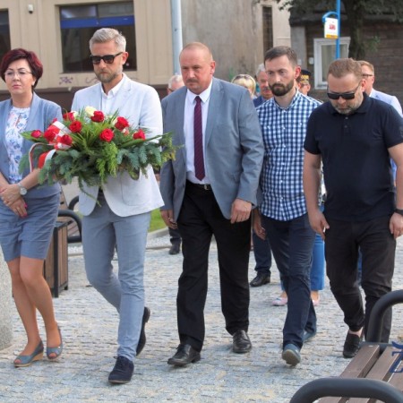 Delegacje składają kwiaty pod pomnikiem Wolności i Niepodległości