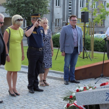 Delegacje składają kwiaty pod pomnikiem Wolności i Niepodległości