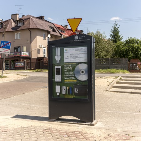 Pojemnik na elektroodpady przy targowisku miejskim