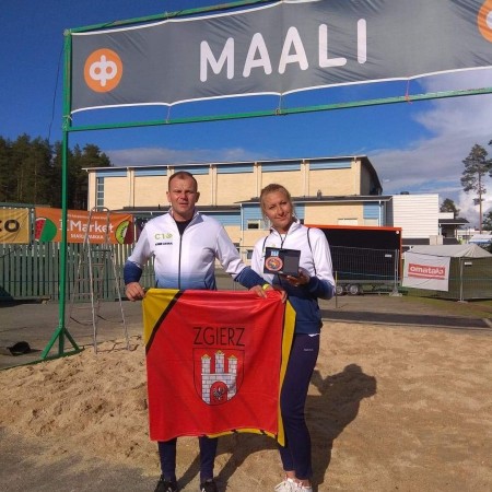 Brązowi medaliści z medalem i flagą Zgierza