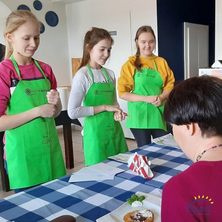 Uczniowie Szkoły Podstawowej nr 1 biorące udział w konkursie kulinarnym