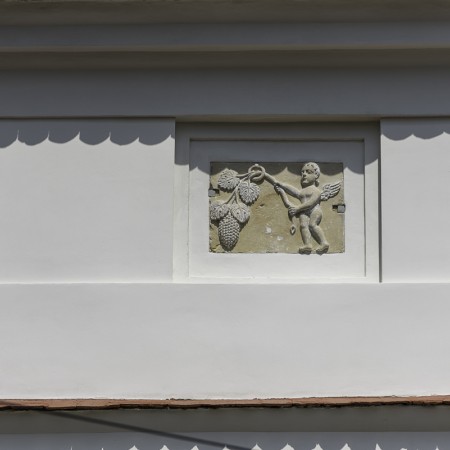 Płaskorzeźby na froncie budynku muzeum