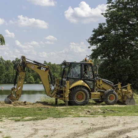 Koparka podczas pracy na terenie ośrodka Malinka