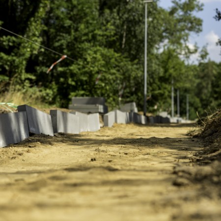 Budowa ścieżki przy dużym stawie