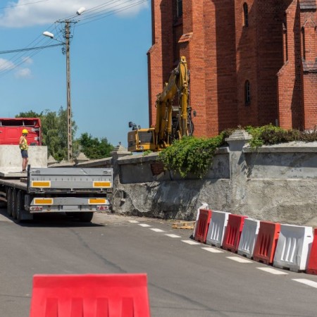 Prace przy renowacji zabytkowego muru wokół kościoła św. Katarzyny