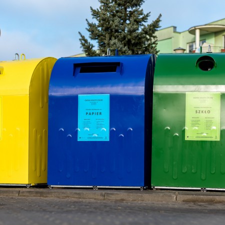 Kolorowe pojemniki do segregacji odpadów 