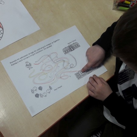 dziecko bawi się materiałami edukacyjnymi