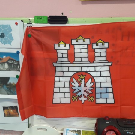 nowa flaga Zgierza przypięta do tablicy edukacyjnej