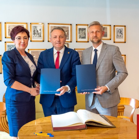 Grażyna Mela, Andrzej Górczyński i Przemysław Staniszewski po podpisaniu umowy