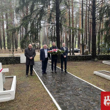 Oddanie hołdu oraz złożenie kwiatów na grobach poległych Legionistów