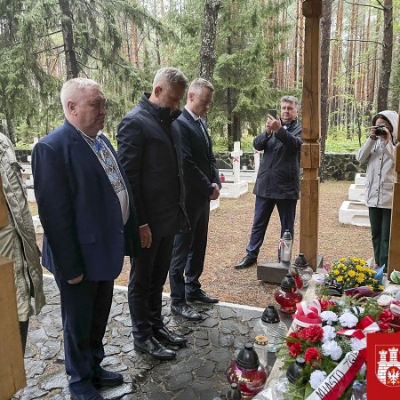 Oddanie hołdu oraz złożenie kwiatów na grobach poległych Legionistów