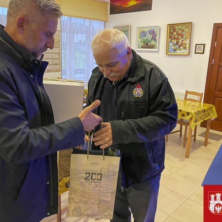 Prezydent Miasta Zgierza przekazuje jubileuszowe upominki na rzecz Centrum Dialogu