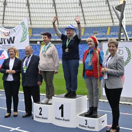 Na podium studentka Zgierskiego Uniwersytetu Trzeciego Wieku - fot. ZU3W