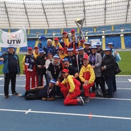 Studenci Zgierskiego Uniwersytetu Trzeciego Wieku na Stadionie Śląskim w Chorzowie - fot. ZU3W