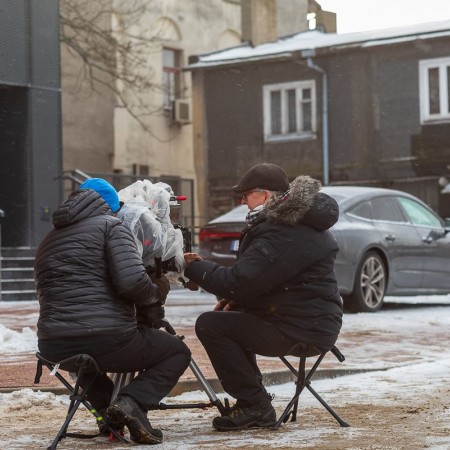 ekipa filmowa przed budynkiem Starego Młyna