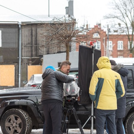 ekipa filmowa przed budynkiem Starego Młyna