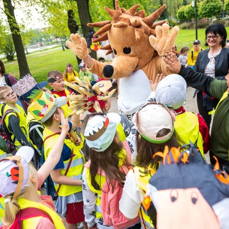 Maskotka jeża i dzieci w parku miejskim