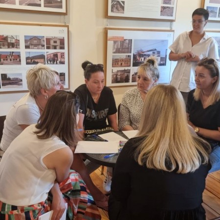 grupa dyskusyjna podczas spotkania z mieszkańcami / meeting with residents conducted in discussion groups