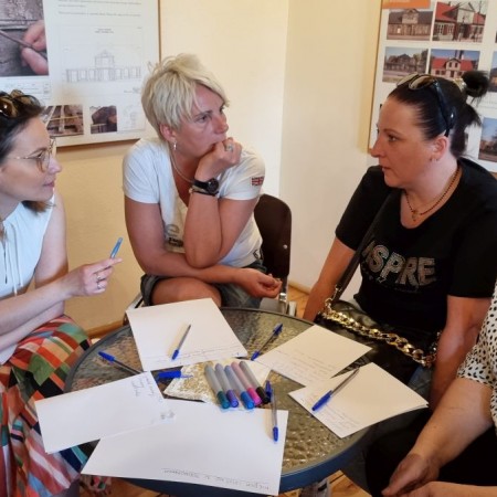 grupa dyskusyjna podczas spotkania z mieszkańcami / discussion group during a meeting with residents