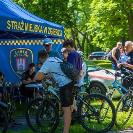 Straż Miejska znakuje rowery w parku miejskim