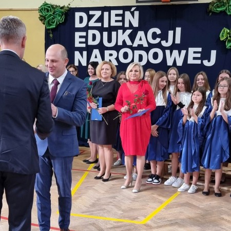 Przemysław Staniszewski wręcza nagrody Prezydenta Miasta Zgierza