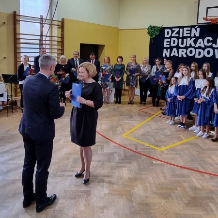 Przemysław Staniszewski wręcza nagrody Prezydenta Miasta Zgierza