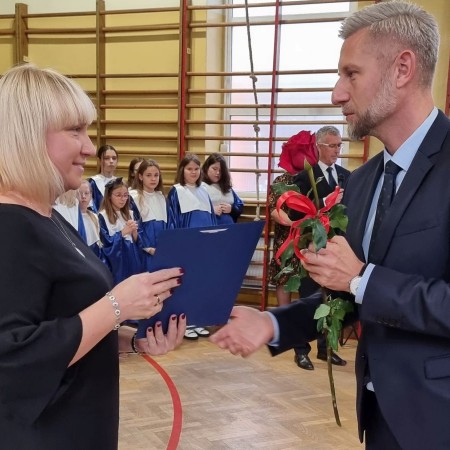Przemysław Staniszewski wręcza nagrody Prezydenta Miasta Zgierza