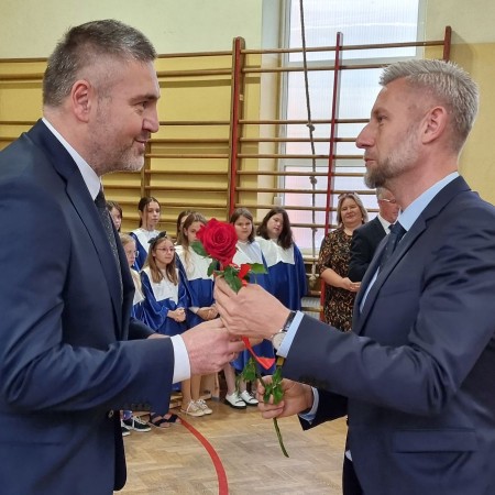Przemysław Staniszewski wręcza nagrody Prezydenta Miasta Zgierza