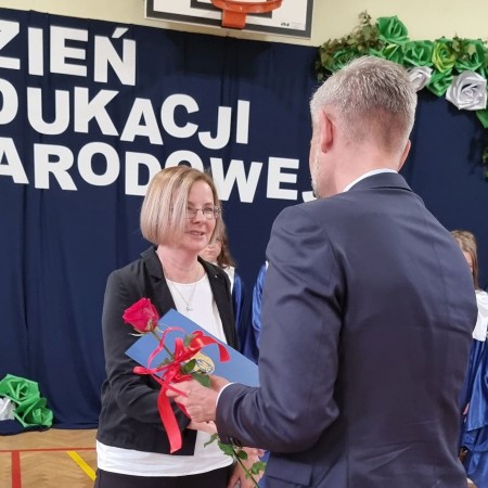 Przemysław Staniszewski wręcza nagrody Prezydenta Miasta Zgierza
